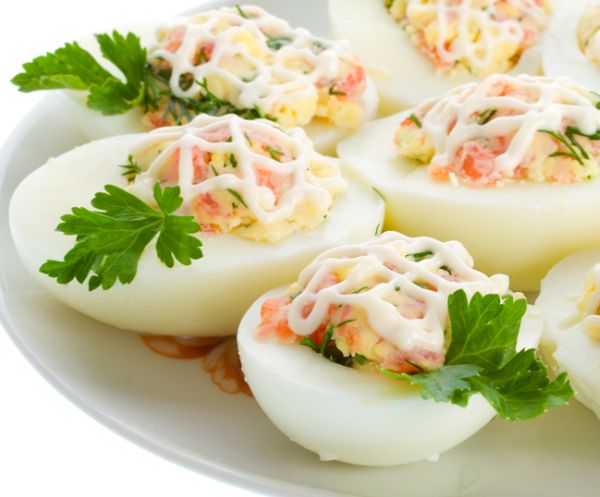 Uova ripiene di verdure e pesto