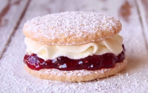 Baci di pan di spagna con panna e marmellata (VIDEO)