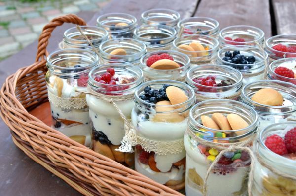 Coppette di yogurt con frutta e smarties