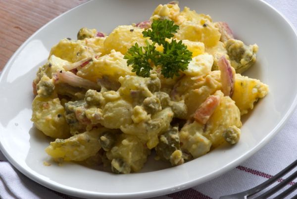 Insalata di patate e salmone e maionese