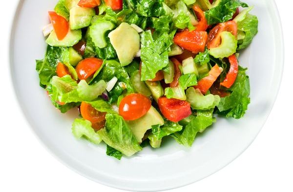 Insalata di pomodoro cetrioli e avocado (VIDEO)