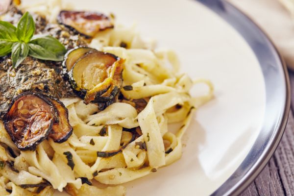 Pasta con zucchine fritte e panna