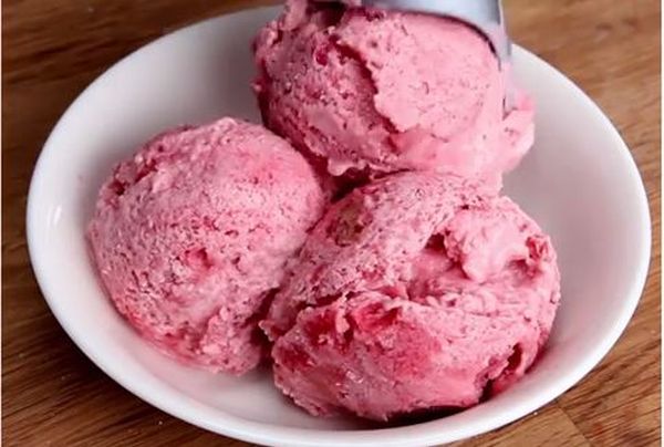 Frozen yogurt alle fragole e banane (VIDEO)