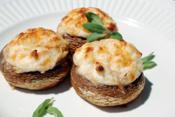 funghi ripieni con salsiccia, patate e mozzarellaFunghi ripieni con salsiccia e besciamella