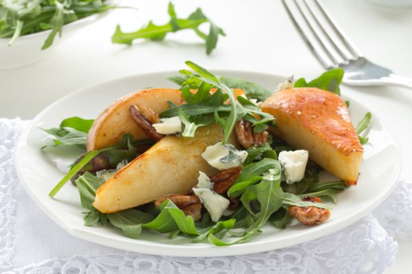 Insalata con rucola, carote e gorgonzola