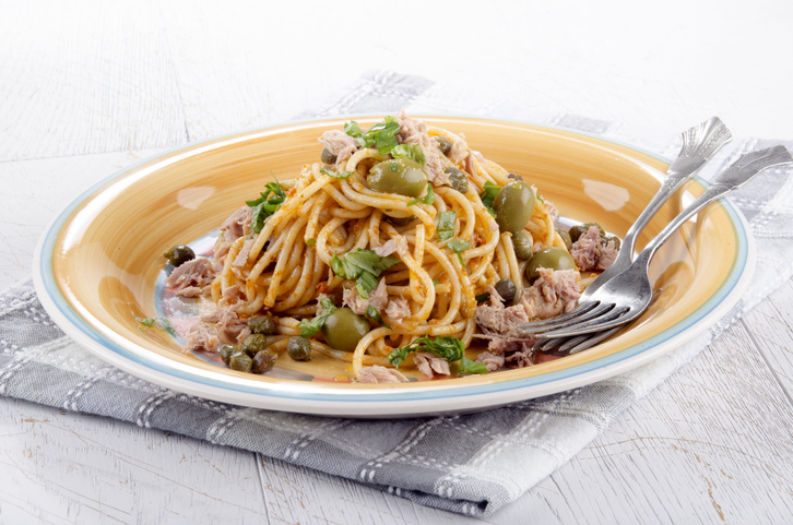 spaghetti al tonno e olive in bianco