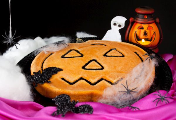 Sempre molto divertente la decorazione ragnatela con cui si presenta questa torta, super golosa per passare in allegria la notte più tenebrosa dell'anno, quella di Halloween! Ecco la ricetta facile e veloce.