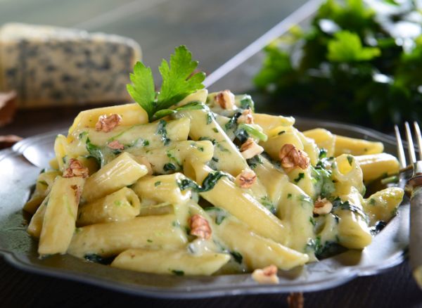 Pasta con spinaci, gorgonzola e speck