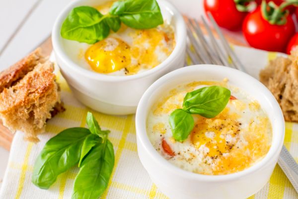 Uova al forno con prosciutto e pomodoro