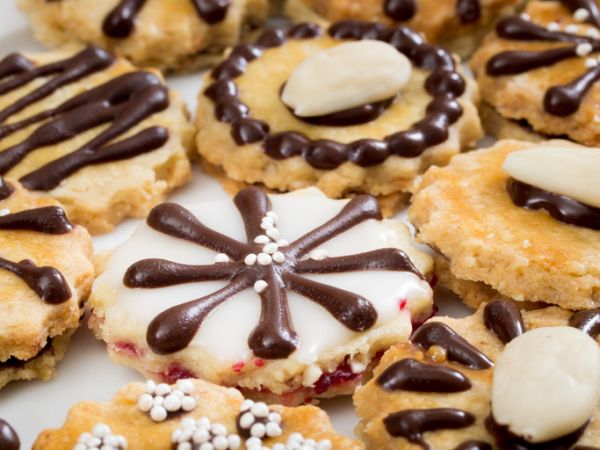 Come decorare i biscotti con il cioccolato