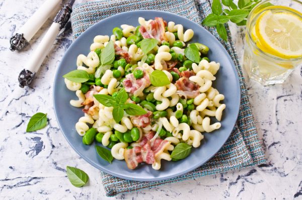 Pasta con piselli e pancetta croccante