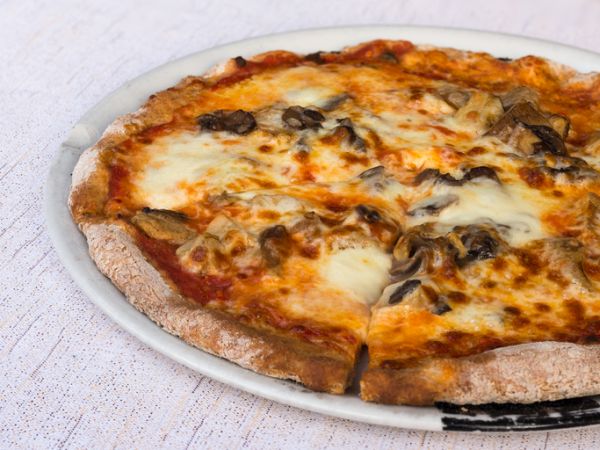 pizza, Pizza ai funghi porcini e toma