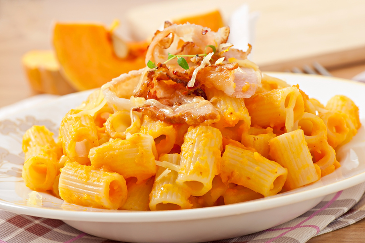 Pasta con zucca croccante, speck e curry