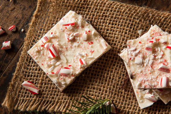 Barrette di cioccolato bianco e candy cane per la calza della Befana