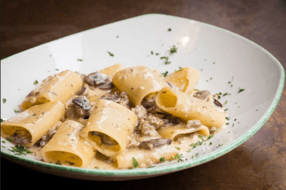 Paccheri con salsiccia e funghi