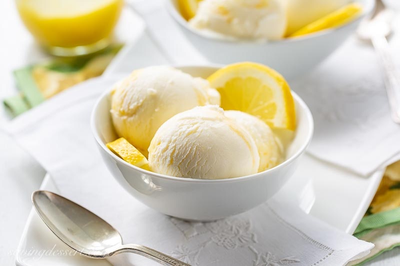 Какой жир в мороженом. Мороженое лимонное джелато. Мороженое с лимоном. Лимонно молочный.