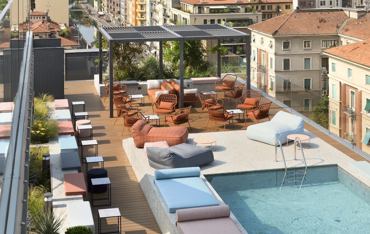 cocktail in piscina a Milano